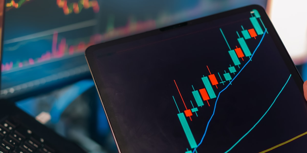 Analytics et courbes de revenus d'une chaîne YouTube faceless